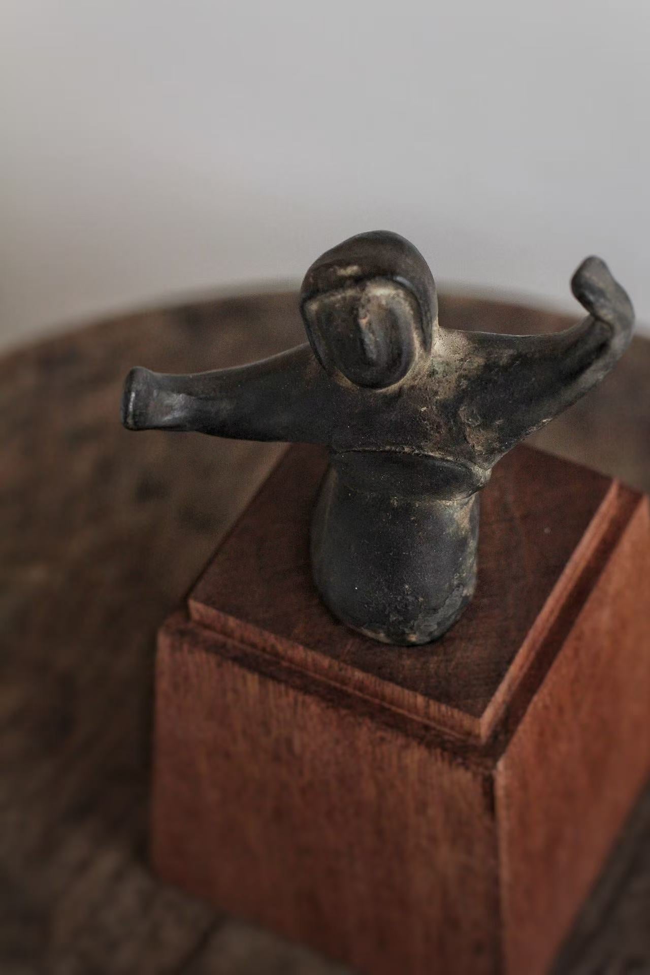 Black pottery painted dancing figurines from the Warring States period