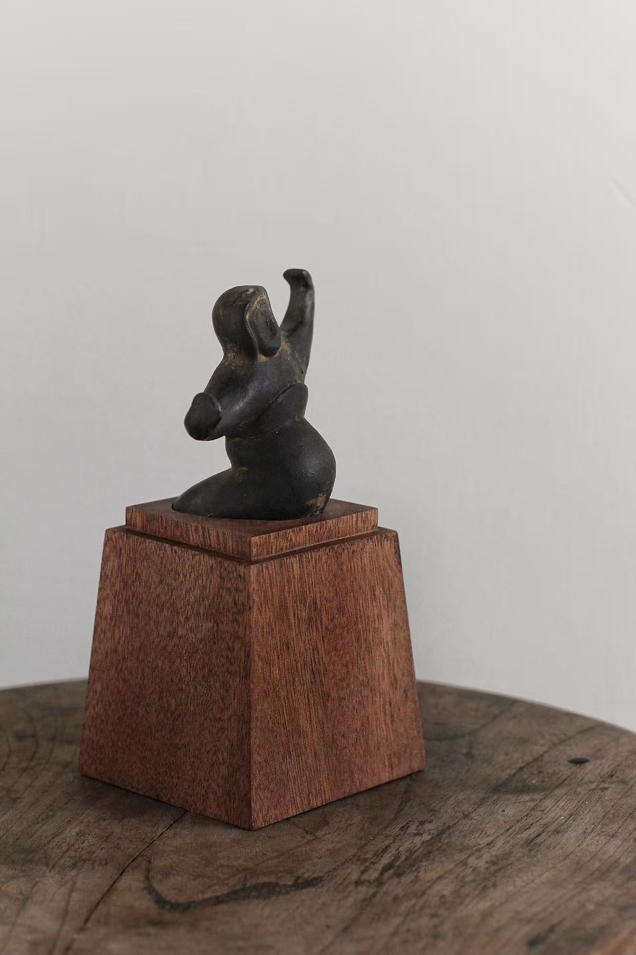 Black pottery painted dancing figurines from the Warring States period