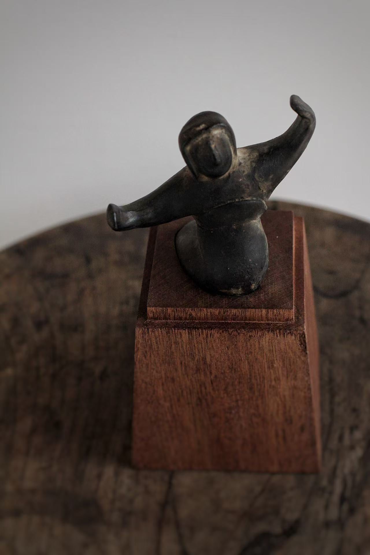 Black pottery painted dancing figurines from the Warring States period