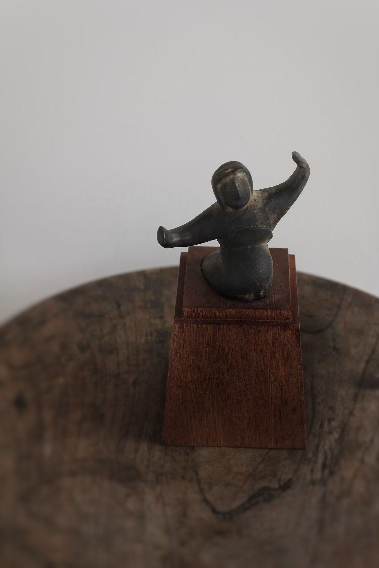 Black pottery painted dancing figurines from the Warring States period