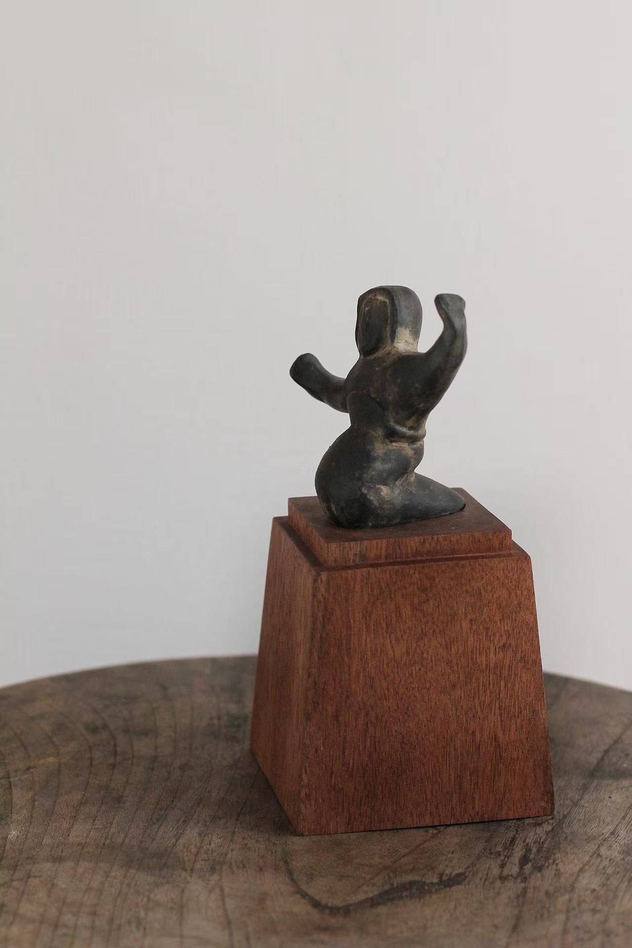 Black pottery painted dancing figurines from the Warring States period